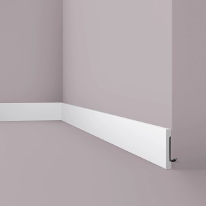Weiße NOEL & MARQUET Sockelleiste FD2S WALLSTYL als Wandabschluss.