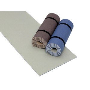 Doppellagige PE-Liegematte, ausgerollt und zwei zusammengerollte Matten (blau und braun) mit Stretchgurten.