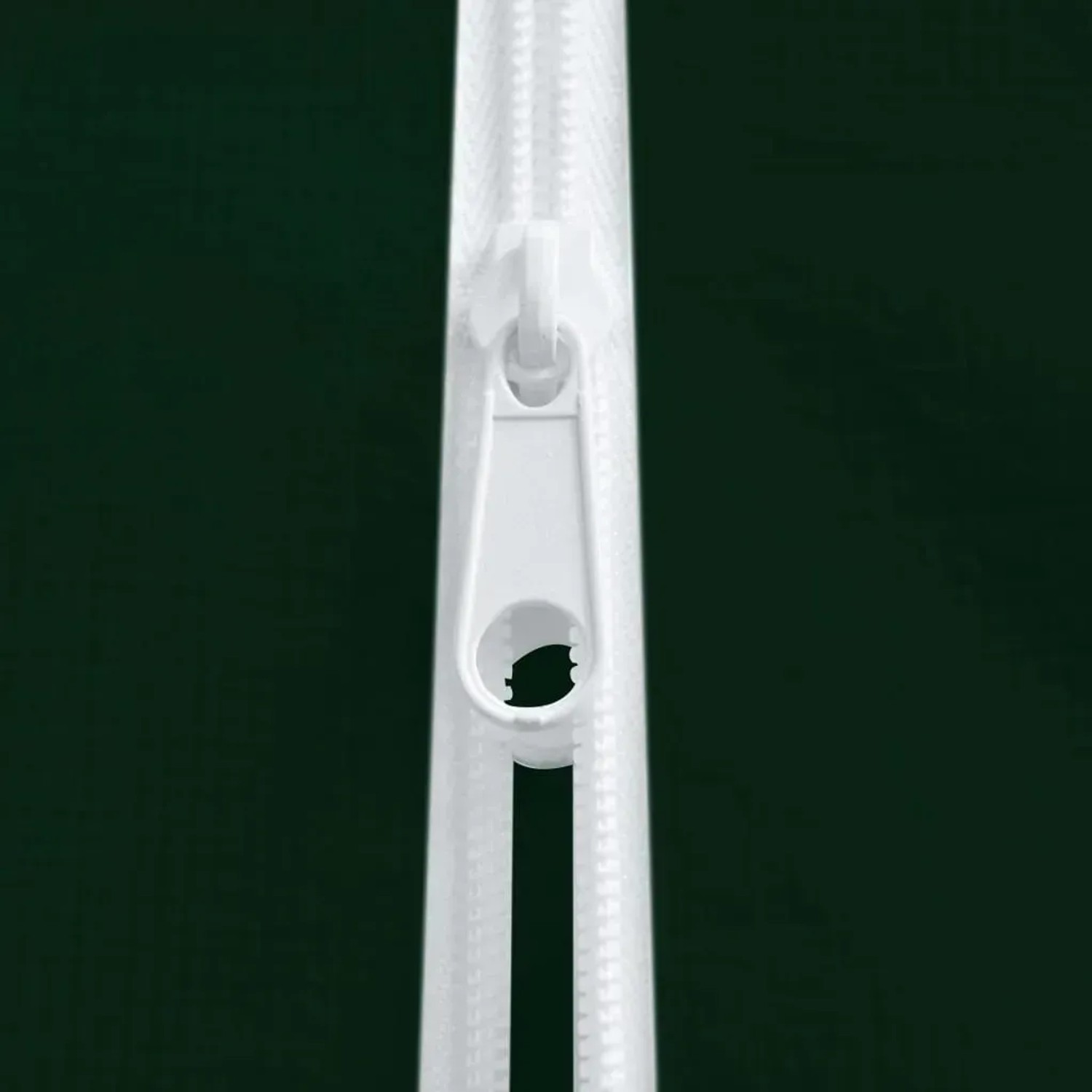 Detailaufnahme: Weißer Reißverschluss des grünen vidaXL Partyzelts 2x2m.