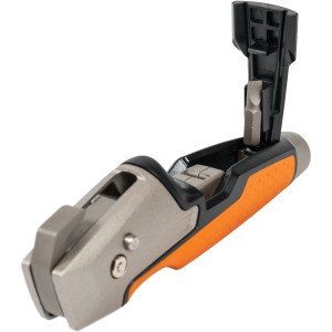Fiskars Malermesser CarbonMax™ mit geöffnetem Fach für Schraubendreher-Einsatz.
