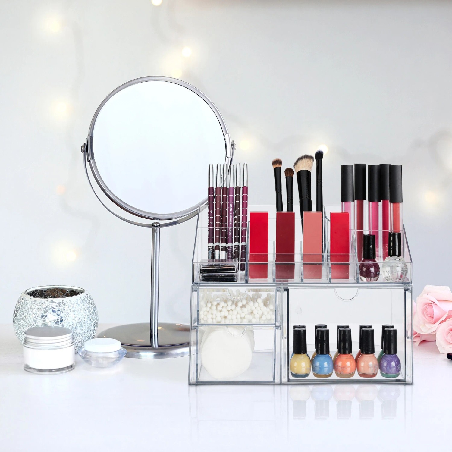 Transparenter Relaxdays Make-up Organizer aus Kunststoff mit 3 Schubladen und Fächern, gefüllt mit Kosmetik.