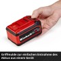 Roter Einhell 18V 5-8Ah PXC Akku für Elektrowerkzeuge, mit Griffmulde von Hand entnommen.