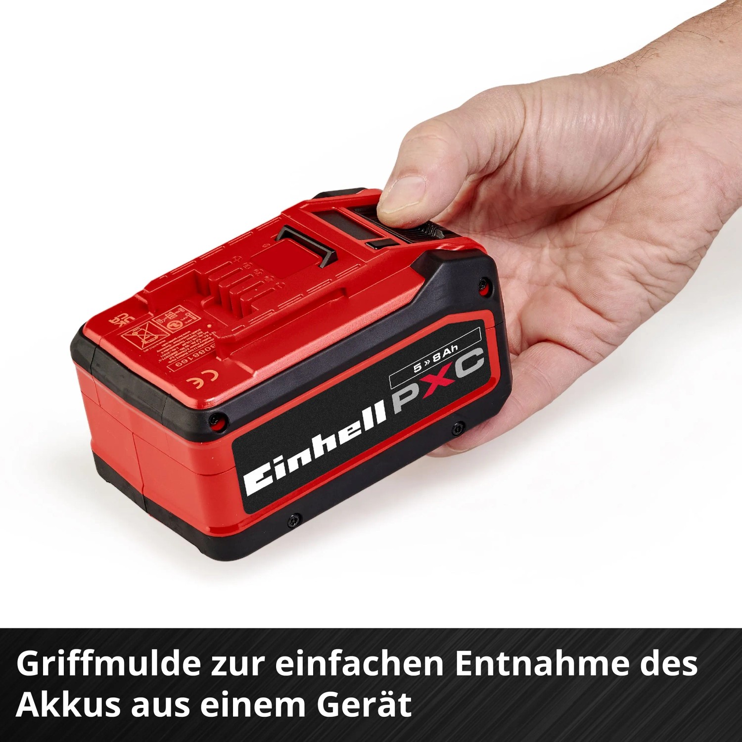 Roter Einhell 18V 5-8Ah PXC Akku für Elektrowerkzeuge, mit Griffmulde von Hand entnommen.