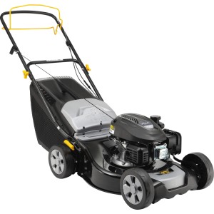 Alpina Benzin-Rasenmäher AL4 46 SA mit Radantrieb und 46 cm Schnittbreite.