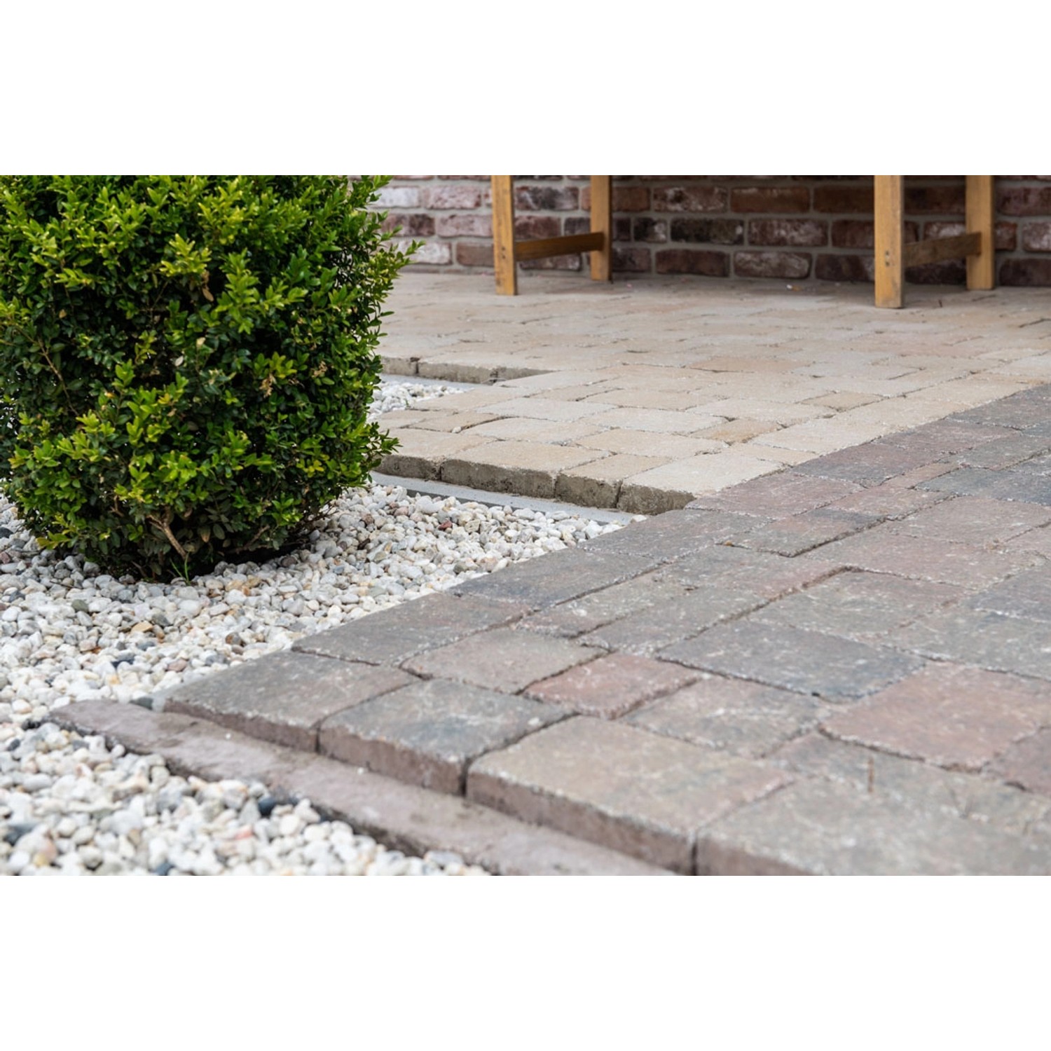 Diephaus Pflastersteine Collo Herbstlaub, 14x14x7 cm, verlegt als Gehweg im Garten.