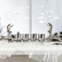 Weihnachtlicher Kerzenhalter mit zwei silbernen Rentieren und vier Teelichtern.