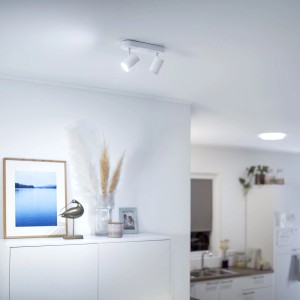 Weiße WIZ LED Deckenleuchte Imageo mit 2 Spots im modernen Wohnraum.