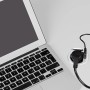 Schwarze, versenkbare Tischsteckdose mit USB-Anschluss und 1,9 m Kabel neben einem Laptop.