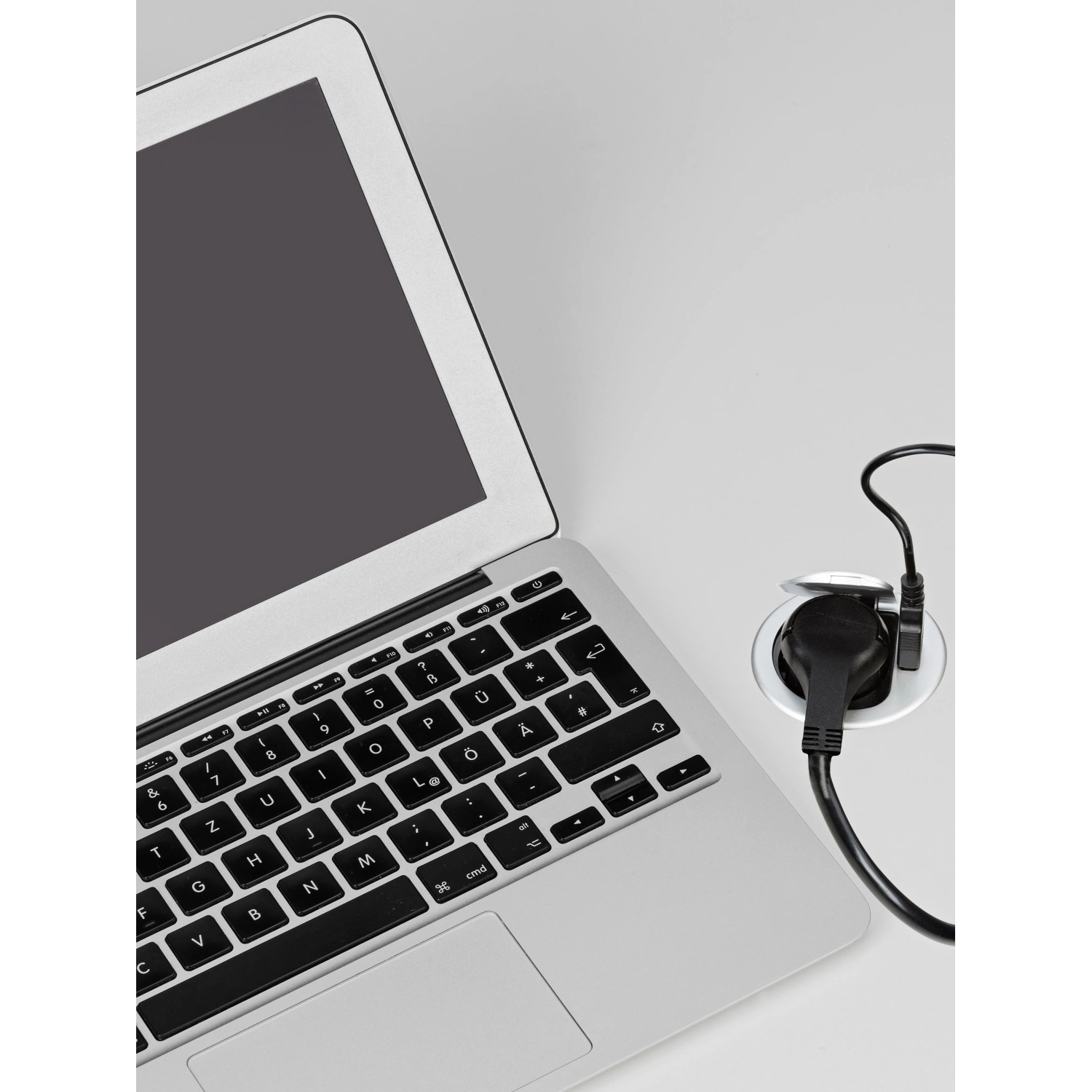 Schwarze, versenkbare Tischsteckdose mit USB-Anschluss und 1,9 m Kabel neben einem Laptop.