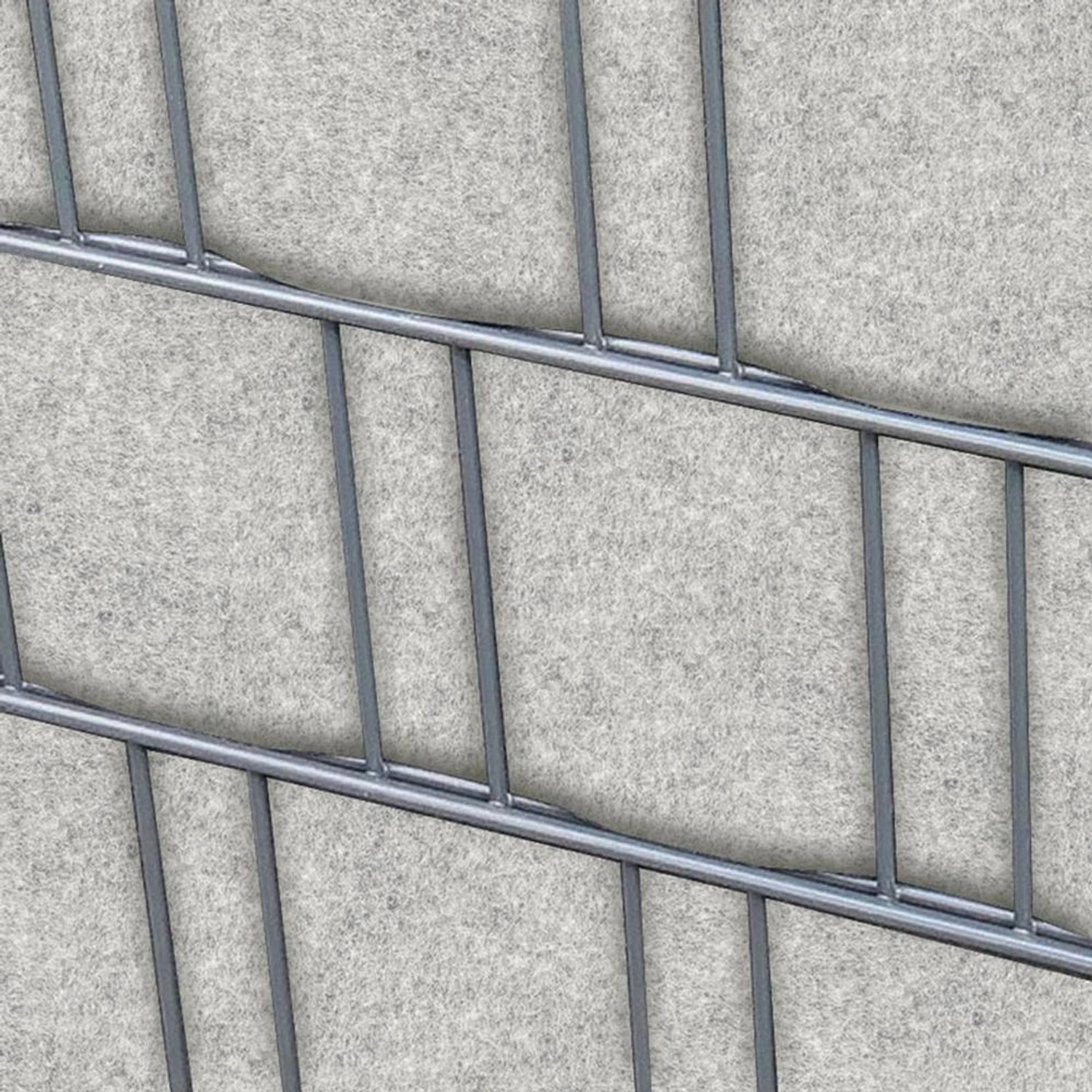 Nahaufnahme: Doppelstabmattenzaun mit hellgrauem Sichtschutz Vlies von zaunzu, 26m Rolle.