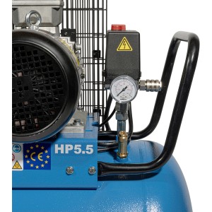 Detailaufnahme: Güde Kompressor Pro 805/10/100, blauer Kessel, Druckschalter und Manometer.