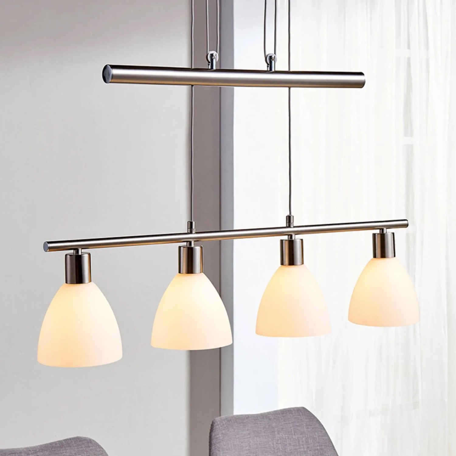 Moderne Lindby Pendelleuchte Simeon, 4-flammig, aus Alu und Glas für Wohnzimmer und Esszimmer.