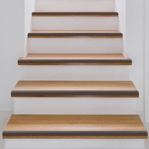 Treppe mit selbstklebenden KARAT Stufenkantenprofilen Integral Form L in Bronze.
