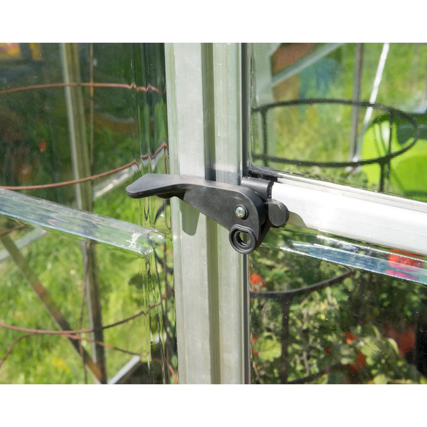Detailaufnahme: Fenstergriff des Palram Canopia Gewächshauses Silber. Polycarbonatplatten und Aluminiumrahmen sichtbar.