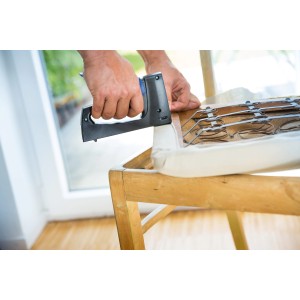 Anwendung von LUX Feindrahtklammern 11,4 mm x 14 mm Comfort zum Polstern eines Stuhls.