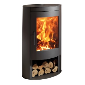 Schwarzer Panadero Oval Kaminofen aus Stahl mit Holzscheiten und brennendem Feuer.