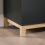 Detailaufnahme: Schwarze Schuhbank mit Sitzfläche und hellen Holzfüßen.