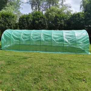 Hattoro Foliengewächshaus mit Stahlfundament, Gitternetzfolie und Rolltür im Garten.