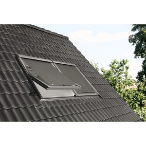 Velux Hitzeschutz-Markise, schwarzes Rollo am Dachfenster für Hitzeschutz im Sommer.