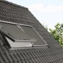 Velux Hitzeschutz-Markise, schwarzes Rollo am Dachfenster für Hitzeschutz im Sommer.