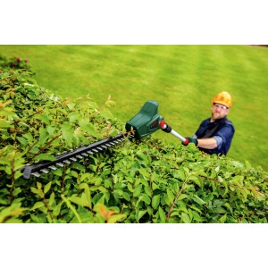 Bosch Akku-Teleskop-Heckenschere UniversalHedgePole 18 Solo beim Heckenschnitt.