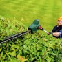 Bosch Akku-Teleskop-Heckenschere UniversalHedgePole 18 Solo beim Heckenschnitt.