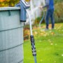 Akku-Regenfasspumpe (50 W) am Regenfass mit angeschlossenem Gartenschlauch im Einsatz.