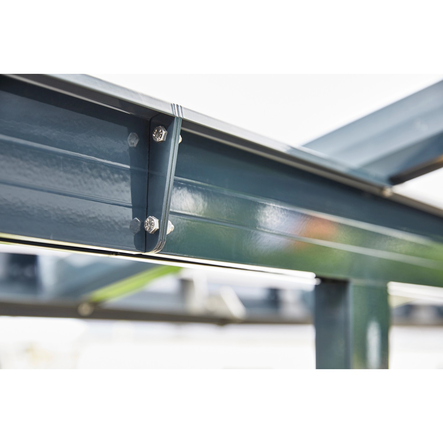 Detailaufnahme: Anthrazitfarbene Gutta Terrassenüberdachung mit Aluminiumprofilen und Schrauben.