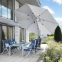 Hellgrauer Doppler Ampelschirm Active (Ø 372 cm) mit Dreh- und Neigungsfunktion über einer Gartensitzgruppe.
