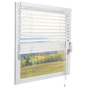 Weiße Sol Royal Holzjalousie SolDecor JH3, B130xH160 cm, im Fenster mit Blick ins Grüne.