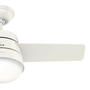 Weißer HUNTER FANS Deckenventilator Finley mit Beleuchtung und Fernbedienung.