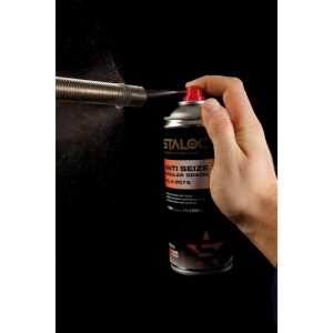 Hand sprüht Staloc Anti Seize Spezial-Schmiermittel auf eine Schraubverbindung. 400 ml Spray schützt vor Korrosion.