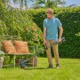 Mann trimmt Rasen mit Gardena Akku-Rasentrimmer PowerTrim 30/18V Solo im Garten.
