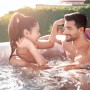 Paar entspannt im Bestway LAY-Z-SPA Ibiza AirJet Whirlpool im Garten.