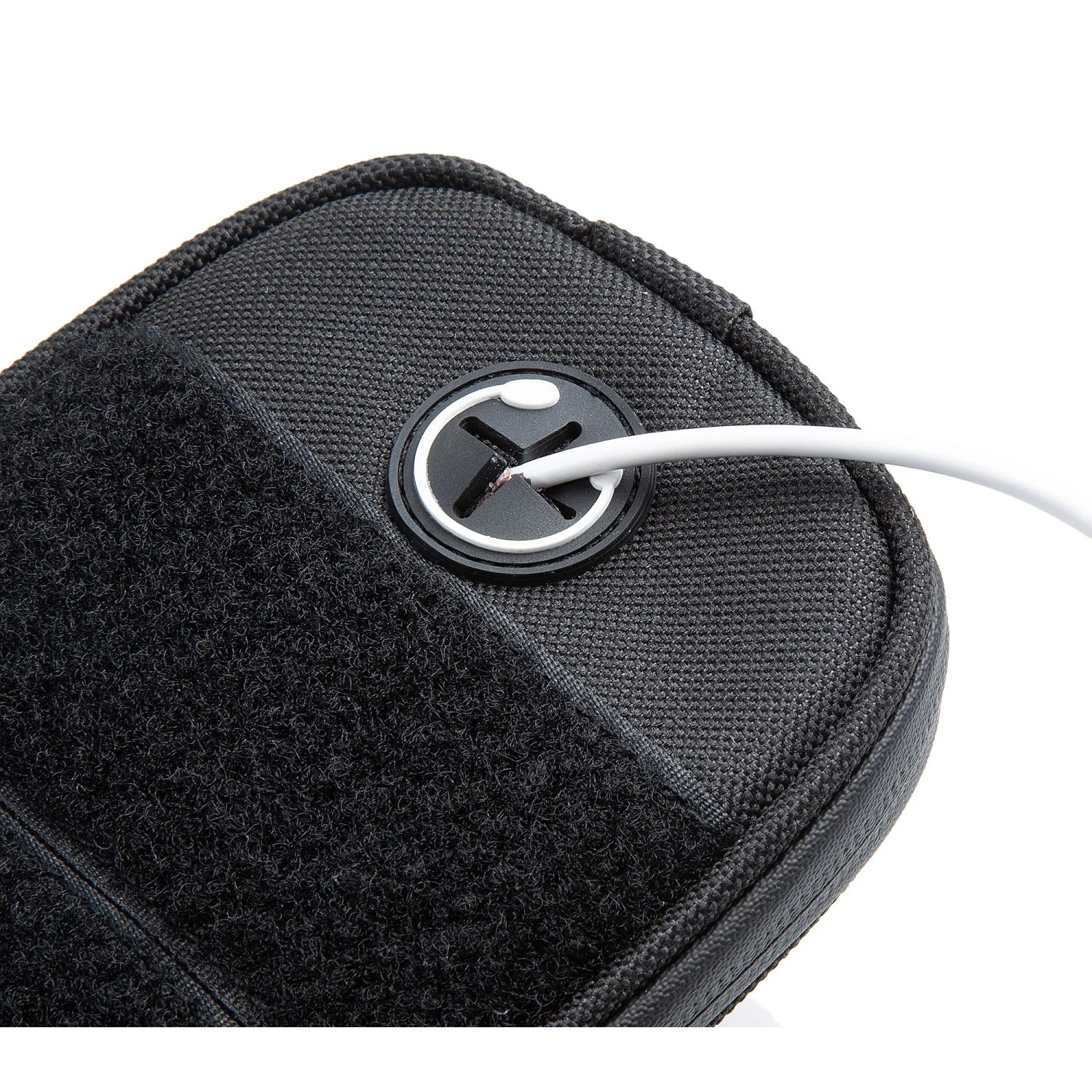 Detailaufnahme: Schwarze Lifenaxx Fahrradtasche mit Kabeldurchführung und Klettverschluss.