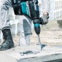 Makita Akku-Kombihammer HR005GZ01 in Aktion beim Bohren in Beton.