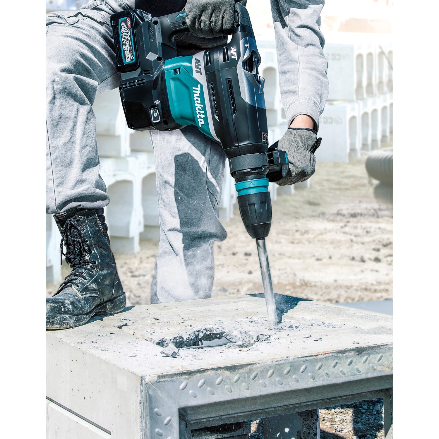 Makita Akku-Kombihammer HR005GZ01 in Aktion beim Bohren in Beton.