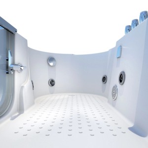 Innenansicht der weißen AquaVapore Seniorenwanne mit Tür und Whirlpoolfunktion, 85x170 cm.