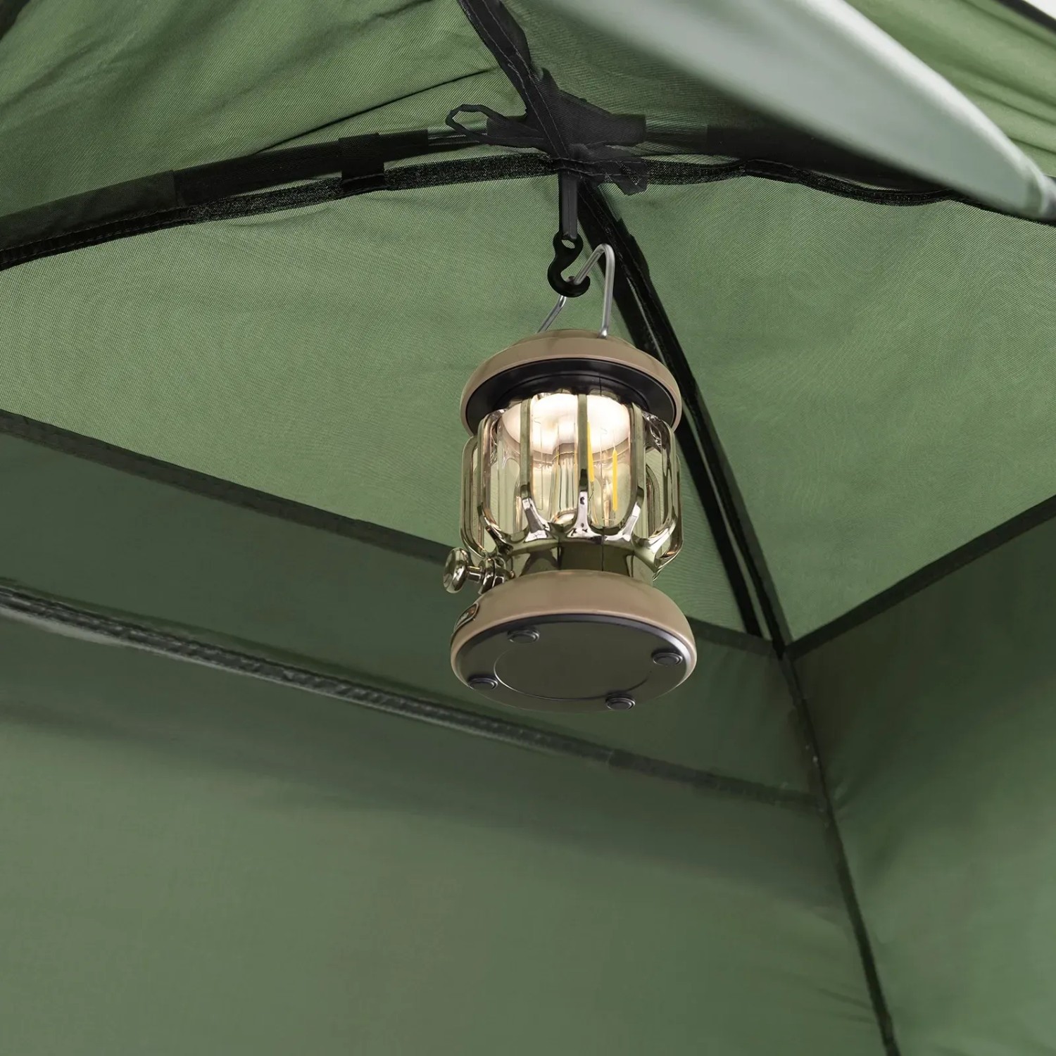 Grünes Campingzelt mit Lampe, ideal für Outdoor-Abenteuer. SoBuy 3in1-Zelt für 2 Personen.