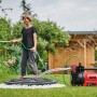 Einhell GE-GP 1145 ECO Gartenpumpe im Einsatz zur Gartenbewässerung mit Wasser aus Zisterne.