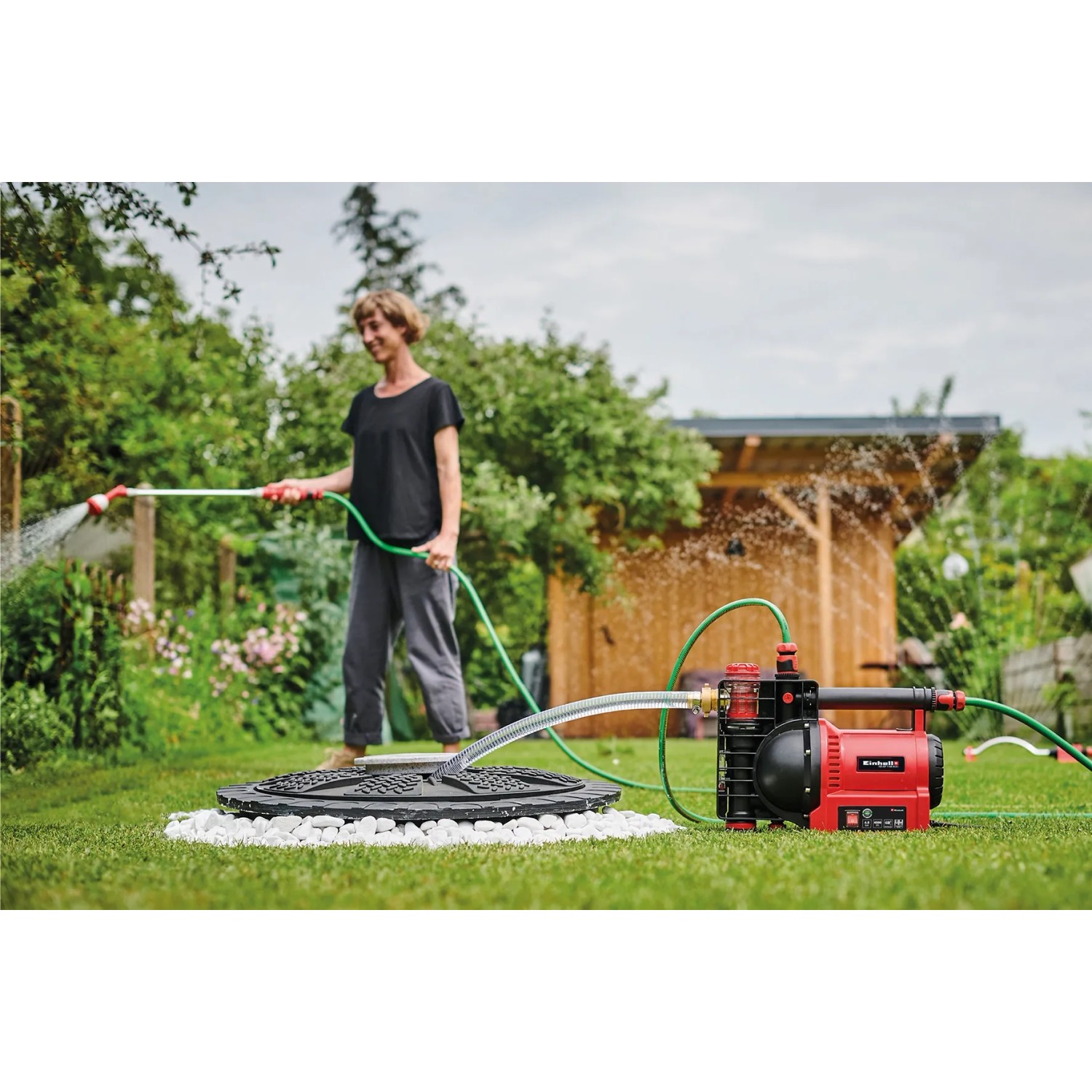 Einhell GE-GP 1145 ECO Gartenpumpe im Einsatz zur Gartenbewässerung mit Wasser aus Zisterne.