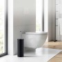 Schwarze Relaxdays WC-Bürstengarnitur aus Metall mit silbernem Griff in modernem Badezimmer.