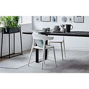 Weißer Papatya Sessel Luna-Stripe mit Stuhlsitz in modernem Esszimmer-Ambiente.