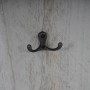 Detailaufnahme: Wandgarderobe H33 im Shabby-Look, Grau, mit Metallhaken.