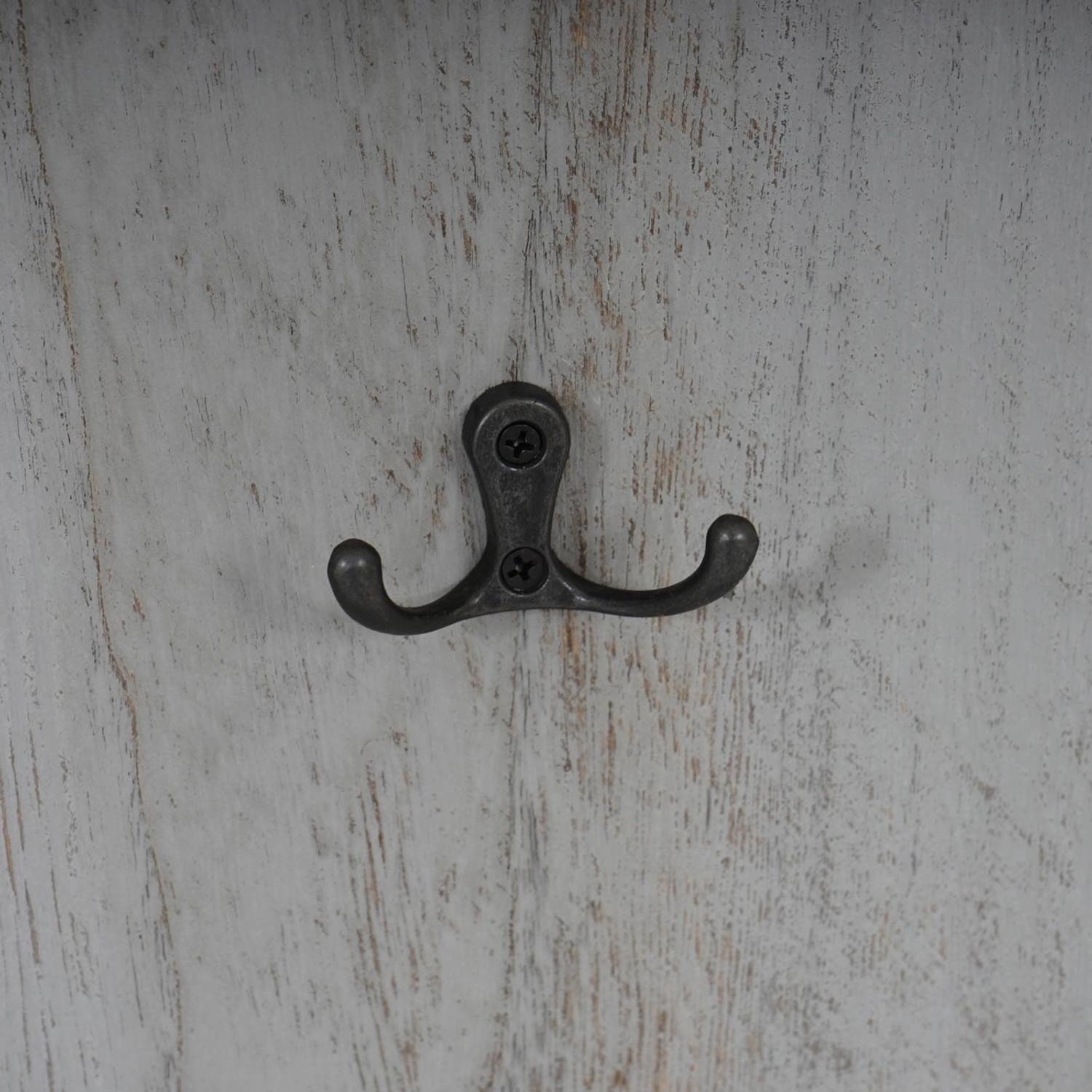 Detailaufnahme: Wandgarderobe H33 im Shabby-Look, Grau, mit Metallhaken.