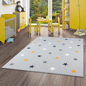 Grauer Kinderteppich (120x170cm) mit Sternenmuster in Weiß, Grau und Orange. Kurzflorteppich für Kinderzimmer.