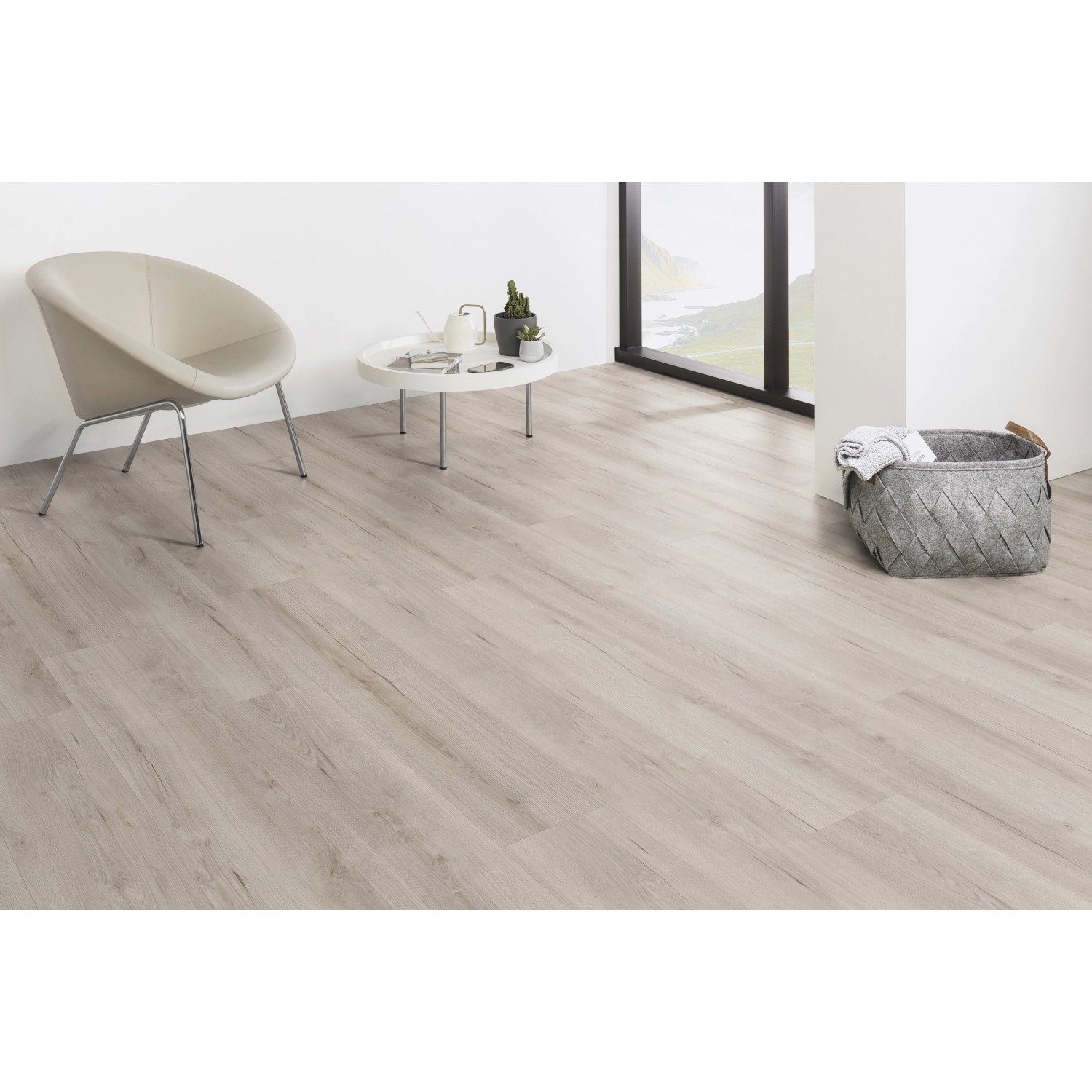 Heller Kaindl Laminatboden Poseidon Bali Oak (7 mm) im Wohnraum mit Stuhl und Korb.
