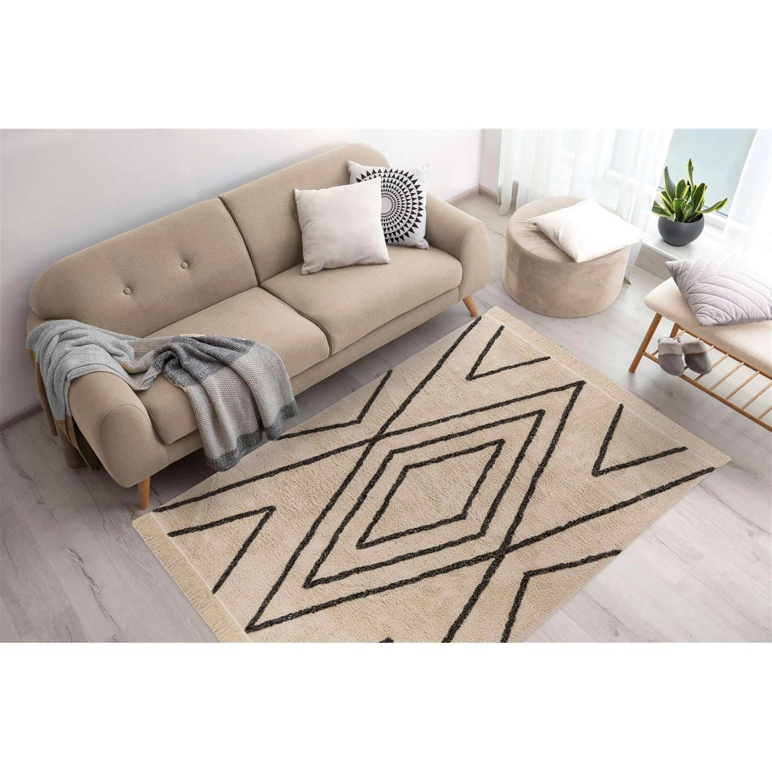 MeGusta Kurzflor Teppich (80x150 cm) in Creme und Schwarz mit geometrischem Muster.