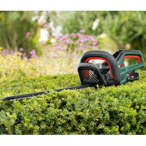 Bosch Akku-Heckenschere UniversalHedgeCut 18-55 Solo auf Hecke, grün/schwarz.
