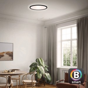 Schwarze, smarte Brilo WiFi LED Deckenleuchte Slim mit App- und Sprachsteuerung im Wohnraum.